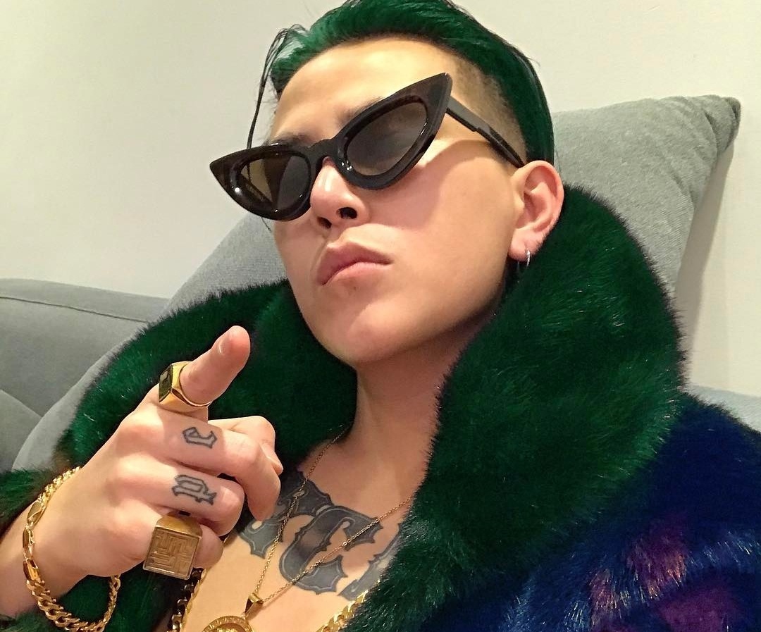 Phong cach vua ngau vua hai huoc cua Decao o ngoai doi hinh anh