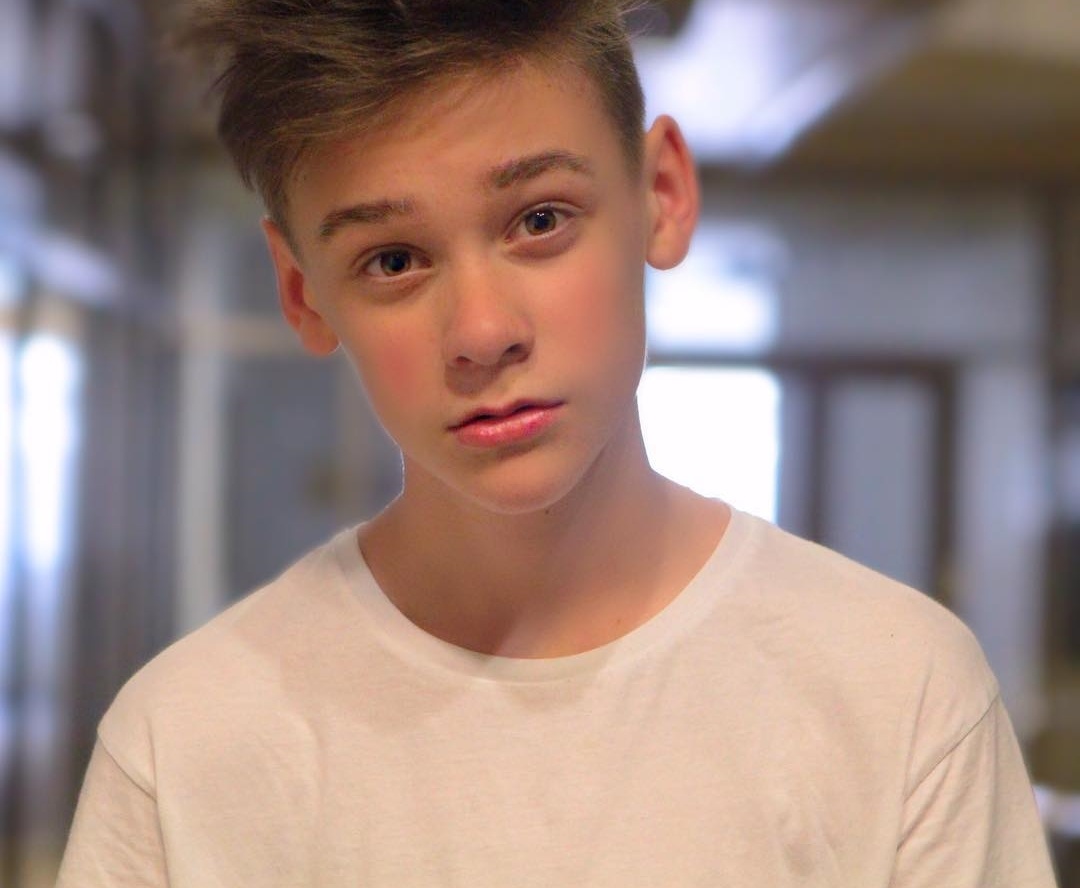 ve dien trai cua nam than thieu nien nuoc duc anh 2