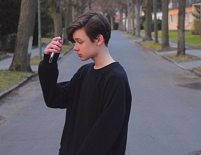 ve dien trai cua nam than thieu nien nuoc duc anh 4