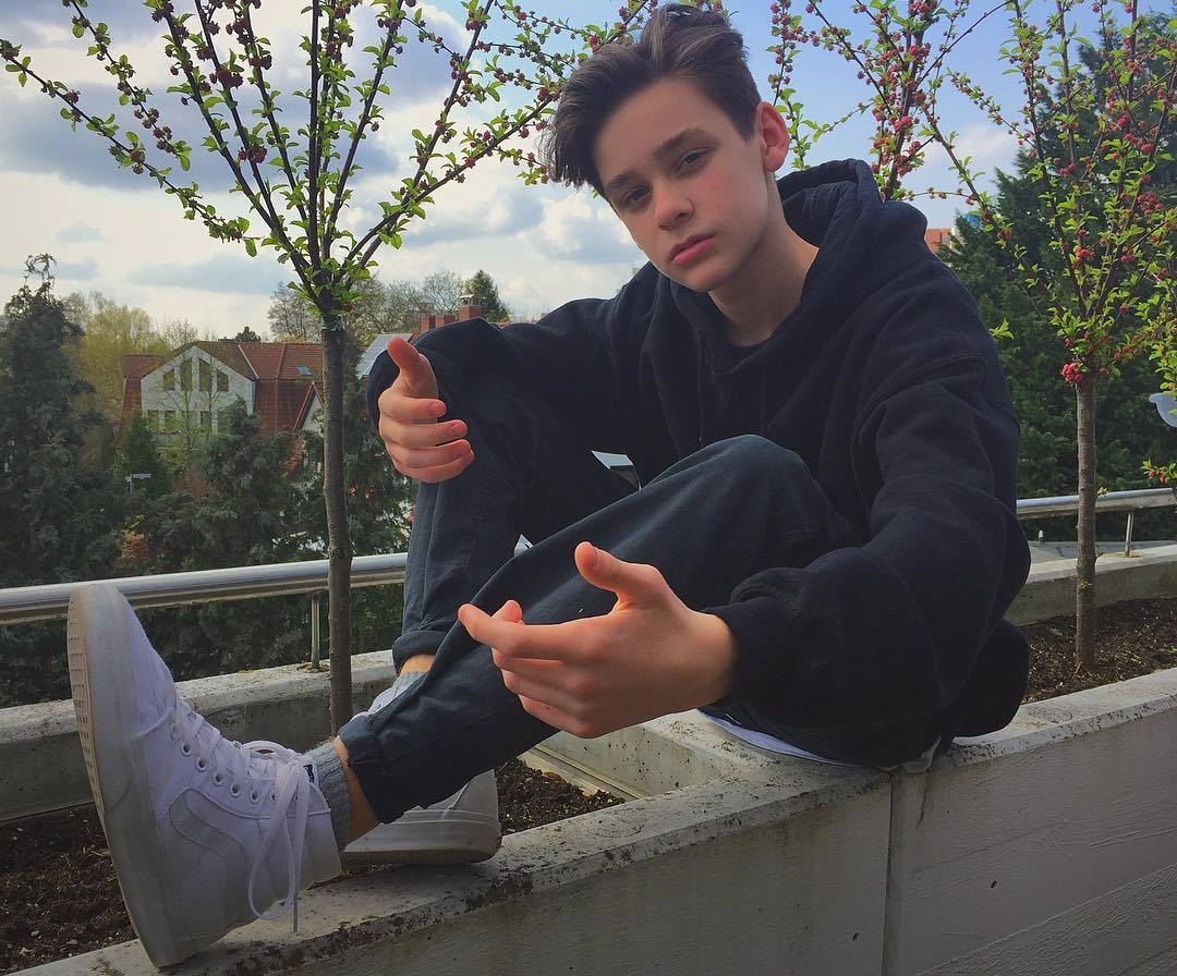 ve dien trai cua nam than thieu nien nuoc duc anh 6