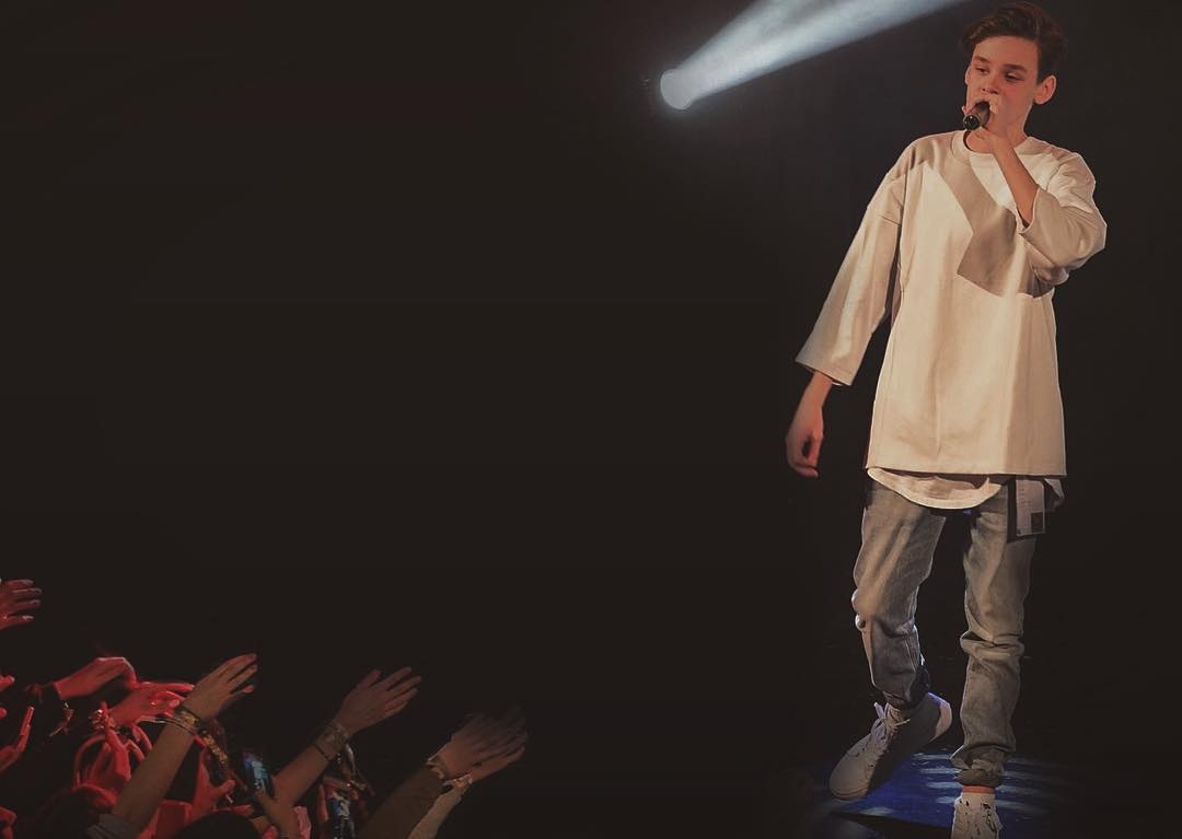 ve dien trai cua nam than thieu nien nuoc duc anh 8