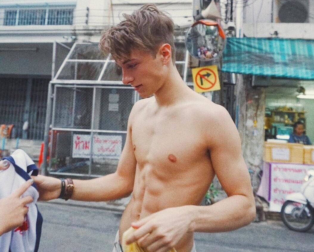 hot boy dien trai bi quay len anh 4