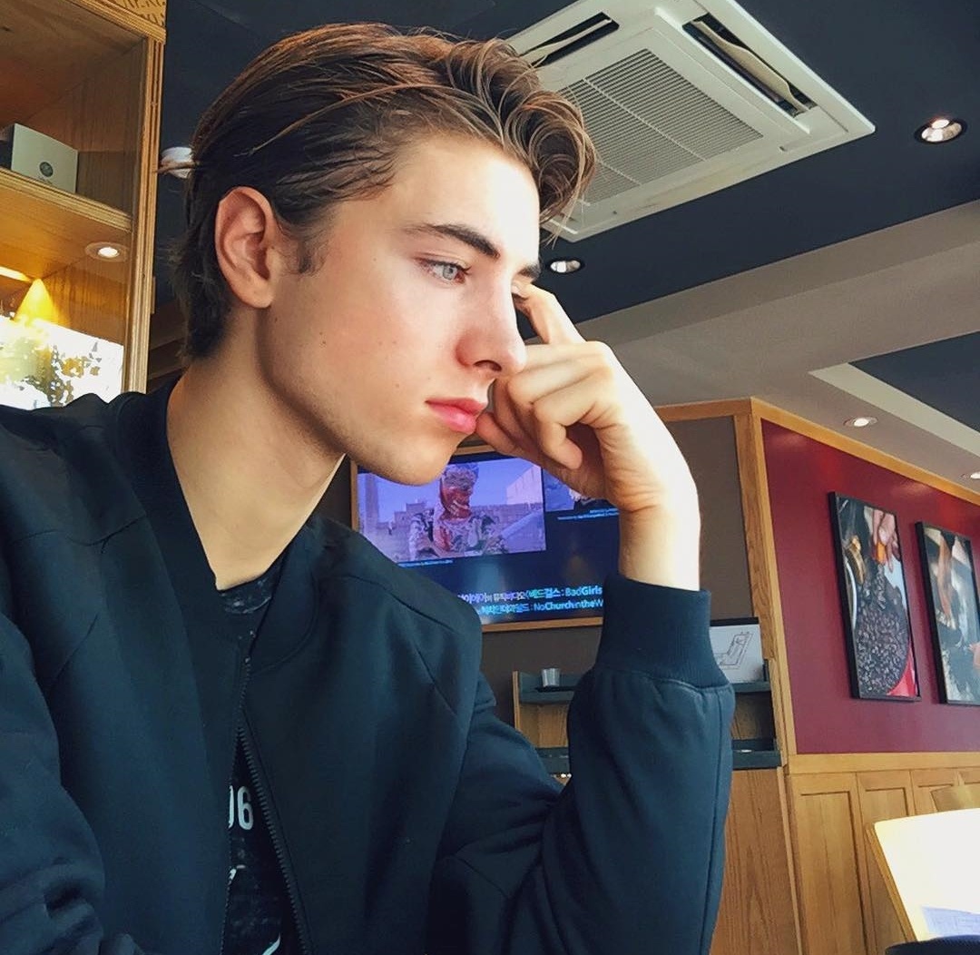 hot boy dien trai bi quay len anh 2