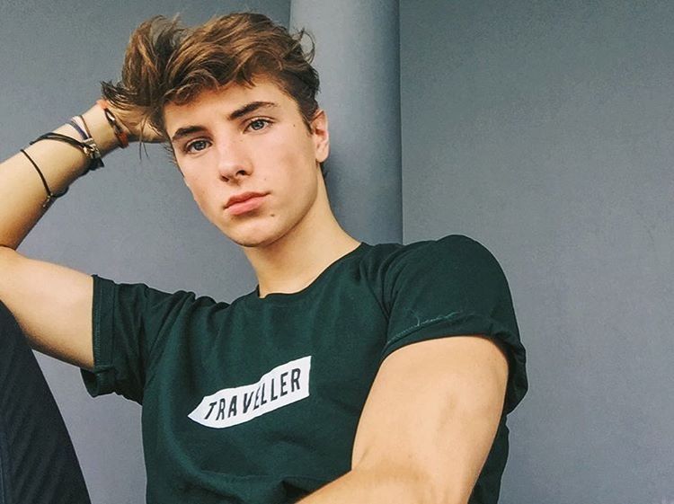 hot boy dien trai bi quay len anh 3