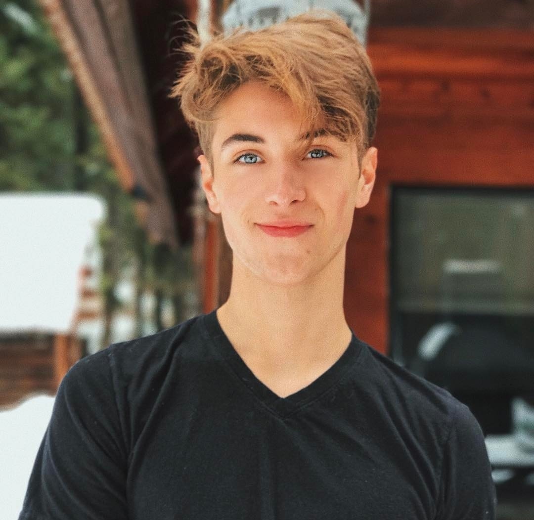 hot boy dien trai bi quay len anh 7