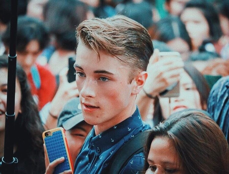 hot boy dien trai bi quay len anh 8