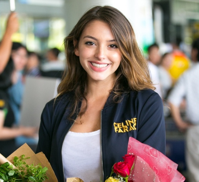 Hot girl Celine Farach duoc chao don tai san bay hinh anh