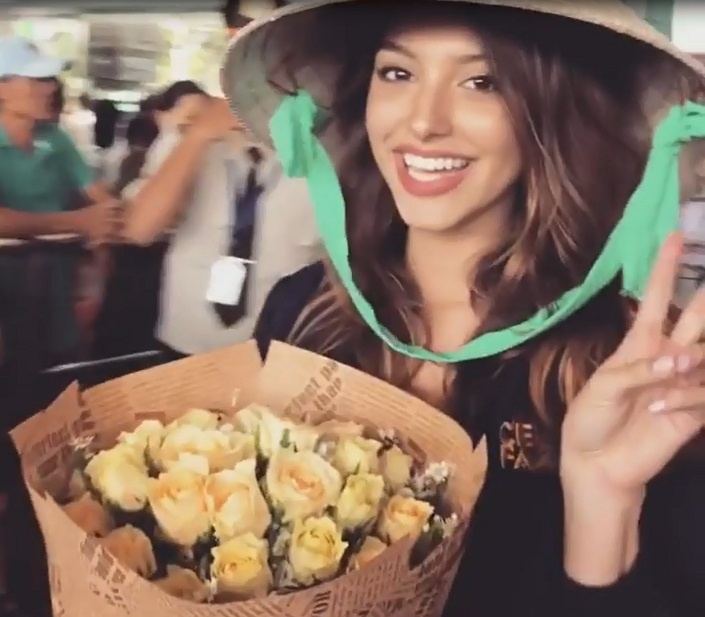 Celine  Farach giao luu voi Pho tai san bay hinh anh