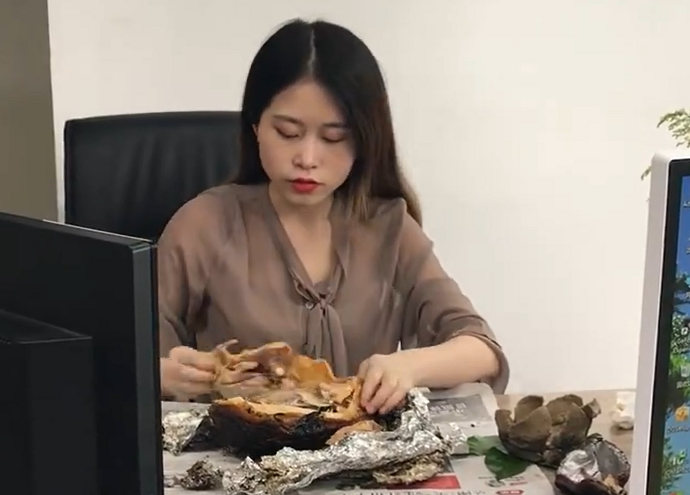 Co gai lam ga nuong lu ngay trong van phong hinh anh