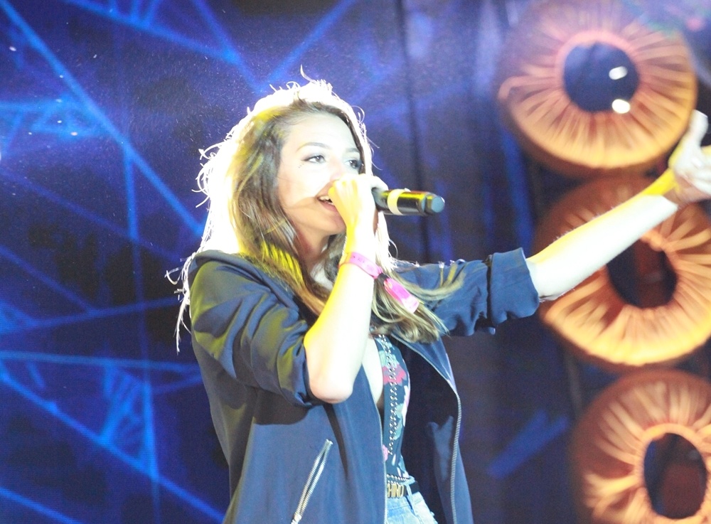 Celine Farach khoe than hinh boc lua, 'quay' het minh cung fan hinh anh