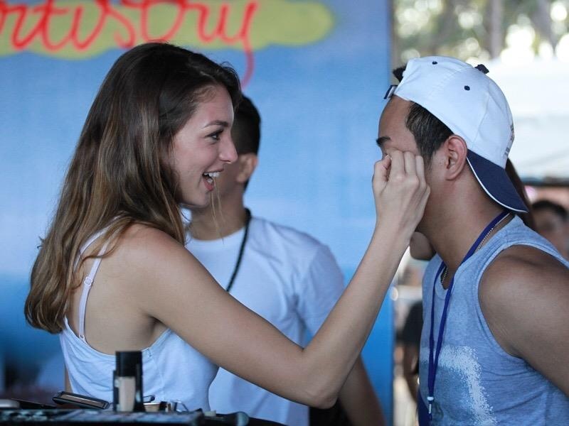 Celine Farach than thien, trang diem cho fan nam o Vung Tau hinh anh