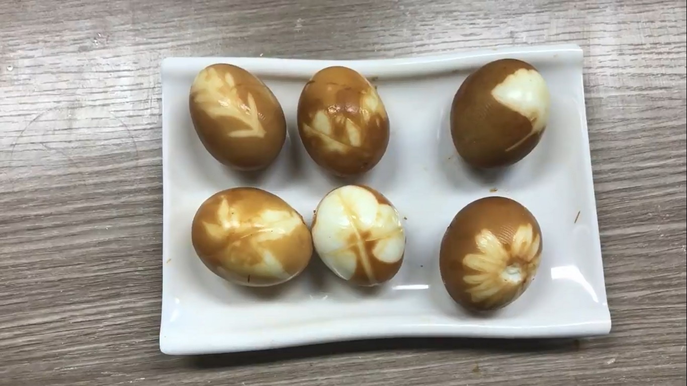 Co gai lam trung ga thao moc trong van phong hinh anh