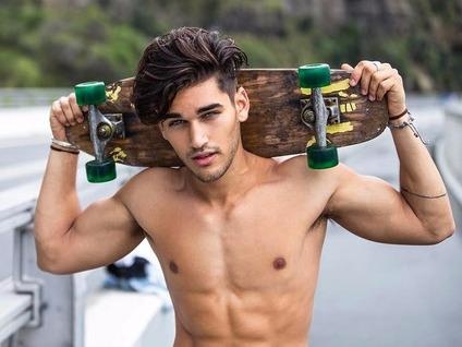 Hot boy 9X co 'doi mat sexy nhat mang xa hoi' hinh anh