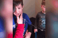 Clip em trai gay cuoi khi giup anh nho rang hinh anh