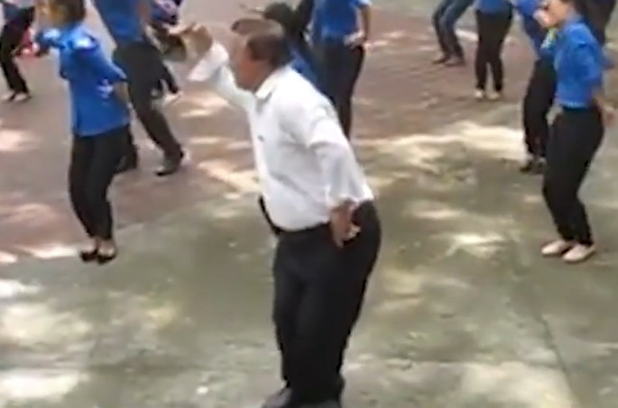 Pho giam doc nha van hoa thieu nhi Da Nang mua Dan ga con' hinh anh