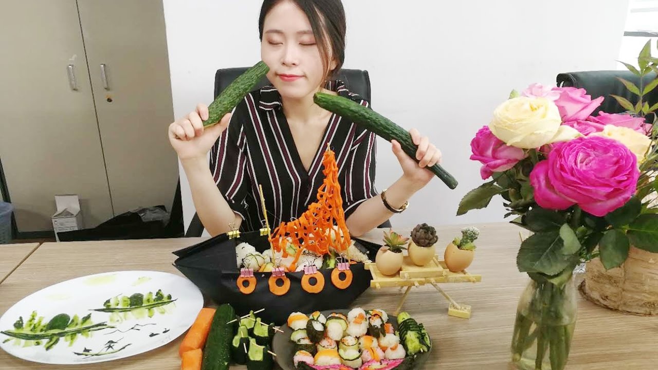 'Thanh nu cong so' lam sushi trong gio lam viec hinh anh