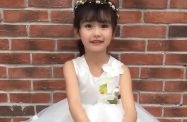 Co be Luu So Diem dang yeu khi chup anh hinh anh