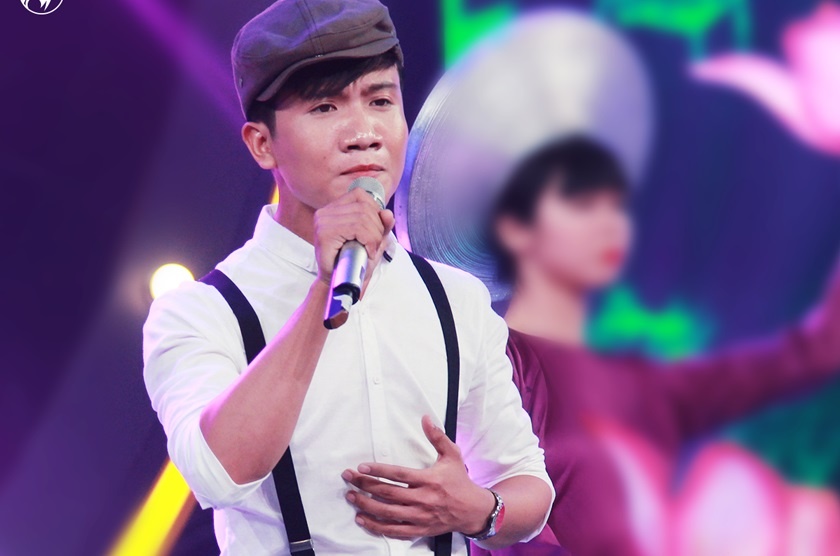 Chang trai hat 'Chiec khan gio am' phong cach dan ca Hue hinh anh