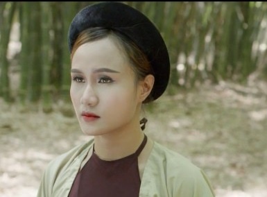 Co gai cover Lac Troi hinh anh