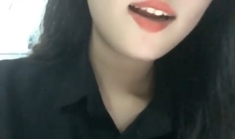 Co gai giau mat gay thuong nho voi giong doc ngot ngao hinh anh