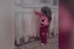 Be gai tao dang selfie hinh anh