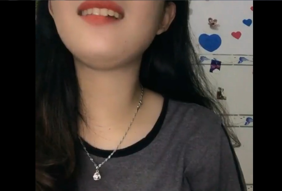 Co gai giau mat co giong doc truyen cam hinh anh