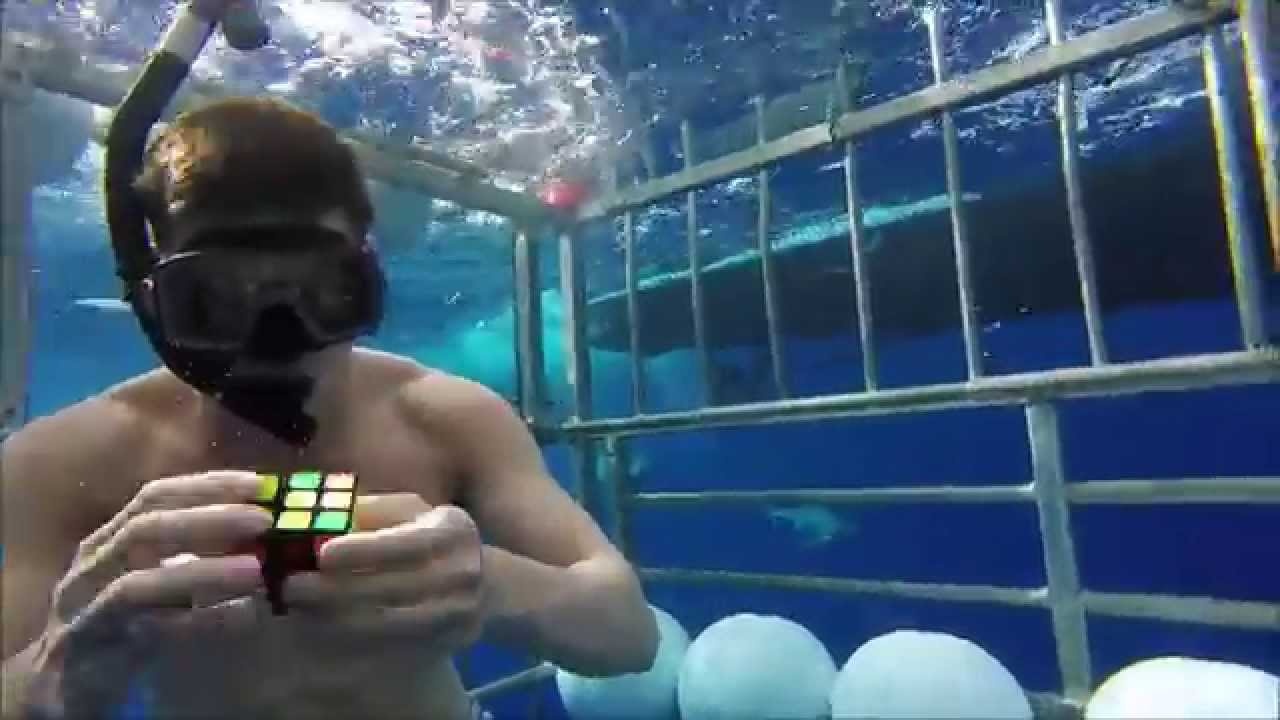 Chang trai xoay rubik trong be ca map sau 15 giay hinh anh