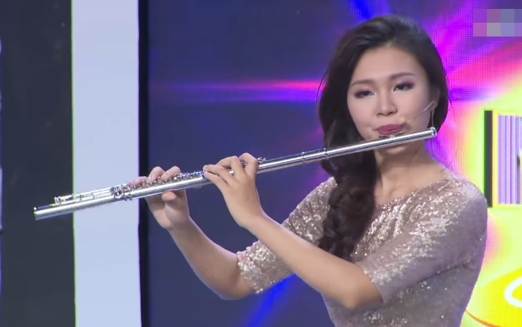 Co gai xinh dep thoi sao flute hinh anh