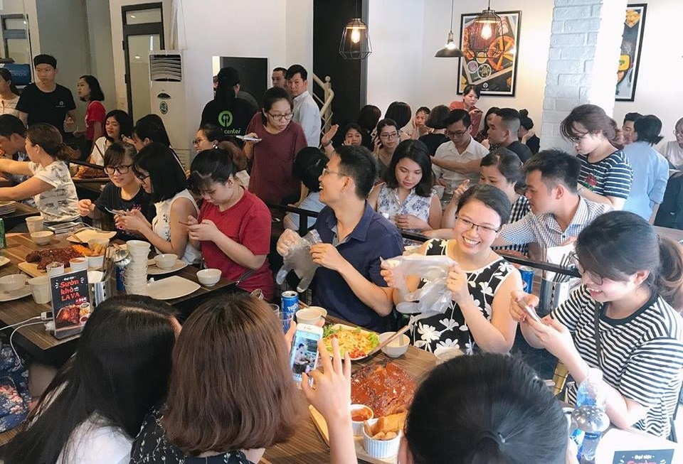 dàn trai 6 múi phục vụ quán ăn ảnh 3 dan trai 6 mui phuc vu quan an anh 3