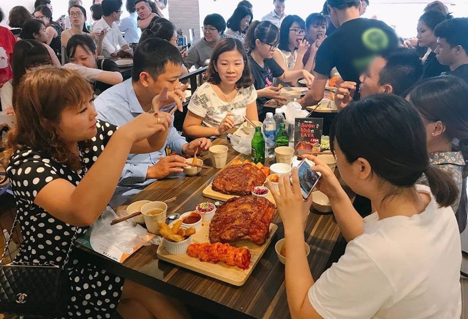 dàn trai 6 múi phục vụ quán ăn ảnh 4 dan trai 6 mui phuc vu quan an anh 4