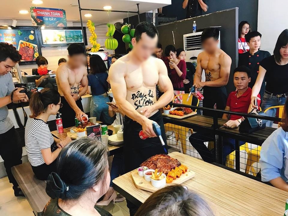 dàn trai 6 múi phục vụ quán ăn ảnh 2 dan trai 6 mui phuc vu quan an anh 2