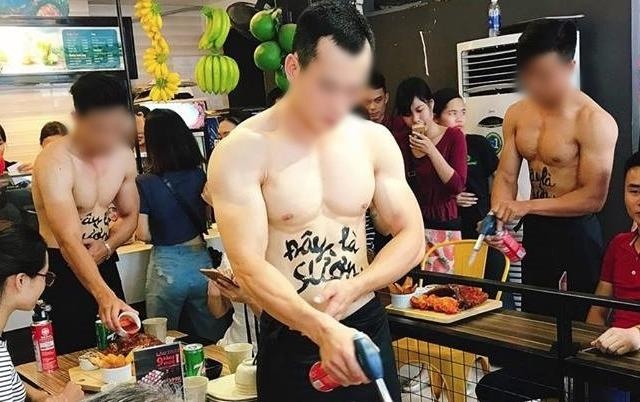 Dan trai dep 6 mui phuc vu trong quan an o Ha Noi hinh anh