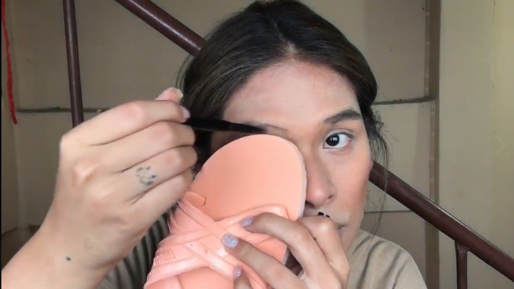 cô gái trang điểm bằng dép ảnh 1 co gai trang diem bang dep anh 1