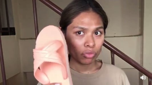 Co gai dung dep trang diem hinh anh