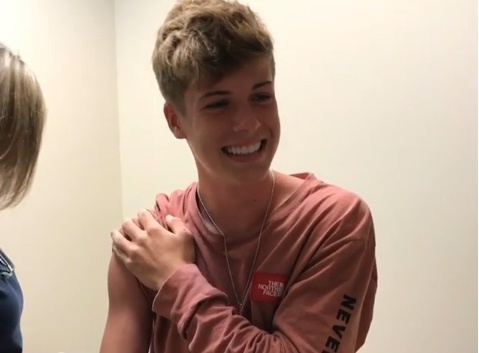 Anh chang nhan mat khi bi tiem thuoc van dep trai hinh anh