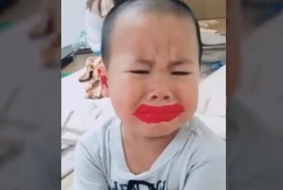 Phan ung dang yeu cua em be nghich son gay bao mang hinh anh