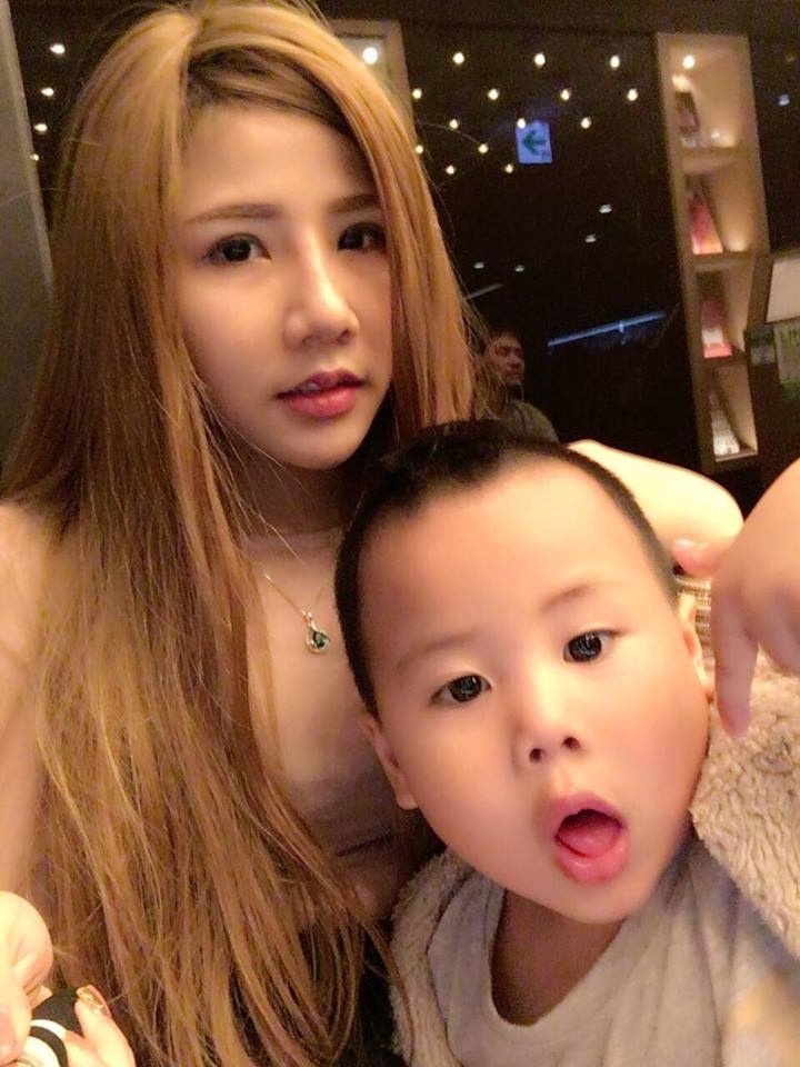 em bé 4 tuổi nghịch son ảnh 4 em be 4 tuoi nghich son anh 4