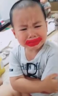 em bé 4 tuổi nghịch son ảnh 1 em be 4 tuoi nghich son anh 1