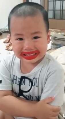 em bé 4 tuổi nghịch son ảnh 2 em be 4 tuoi nghich son anh 2