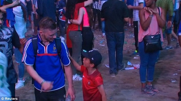 Cau be Bo Dao Nha an ui fan nguoi Phap hinh anh