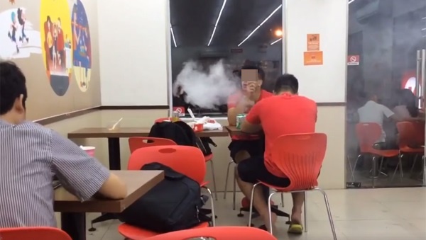 hai thanh nien hut vape noi cong cong anh 1