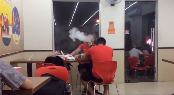 hai thanh nien hut vape noi cong cong anh 2