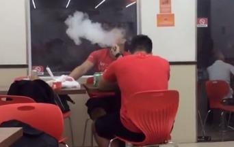 Du bi nhac nho, hai thanh nien van than nhien hut thuoc o phong kin hinh anh