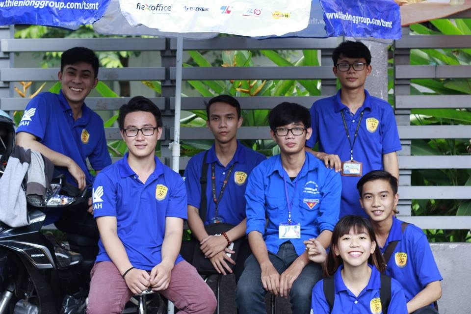 Sinh vien Dai hoc Kien truc dong hanh cung si tu hinh anh