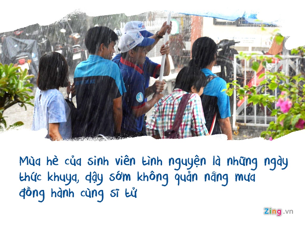 sinh vien tinh nguyen tiep suc mua thi anh 1