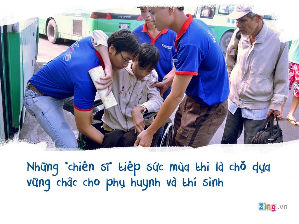 sinh vien tinh nguyen tiep suc mua thi anh 2