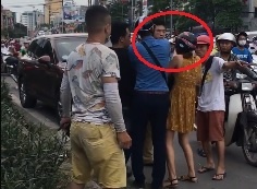 Dan mang len an 2 thanh nien danh phu nu va nguoi nuoc ngoai hinh anh