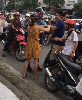 thanh nien danh phu nu anh 1