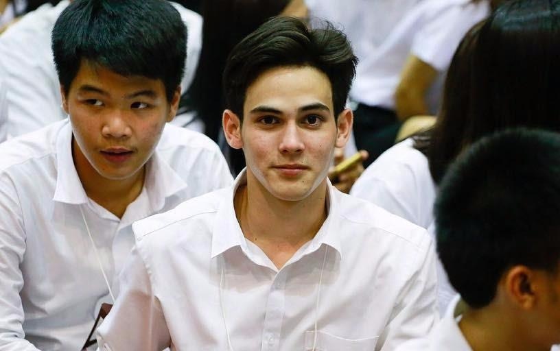 Hoi chi em tim kiem 'soai ca so mi trang' noi bat giua san truong hinh anh