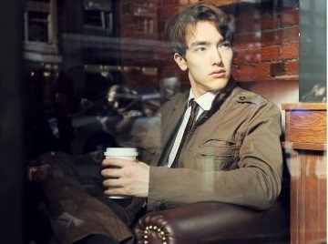 Robinson Bancroft dien xuat trong MV ca nhac hinh anh